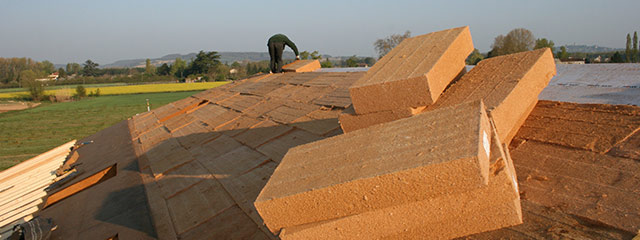 pose d'isolant bois compresse sur un toit