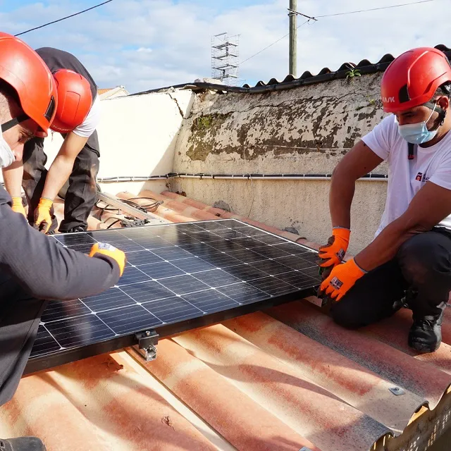Personnes posant des panneaux photovoltaïques