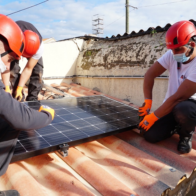Personnes posant des panneaux photovoltaïques