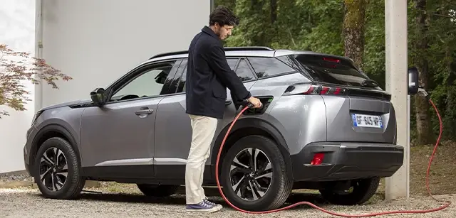 voiture électrique en charge 