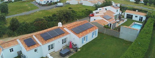 maisons avec panneaux photovoltaiques