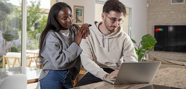 couple qui consulte un ordinateur 