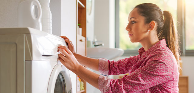 personne qui régle un lave linge