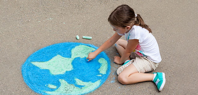 petite fille qui dessine